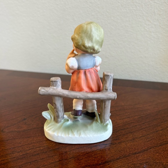 Vintage Arnart girl against a fence porcelain figurine - Picture 2 of 5